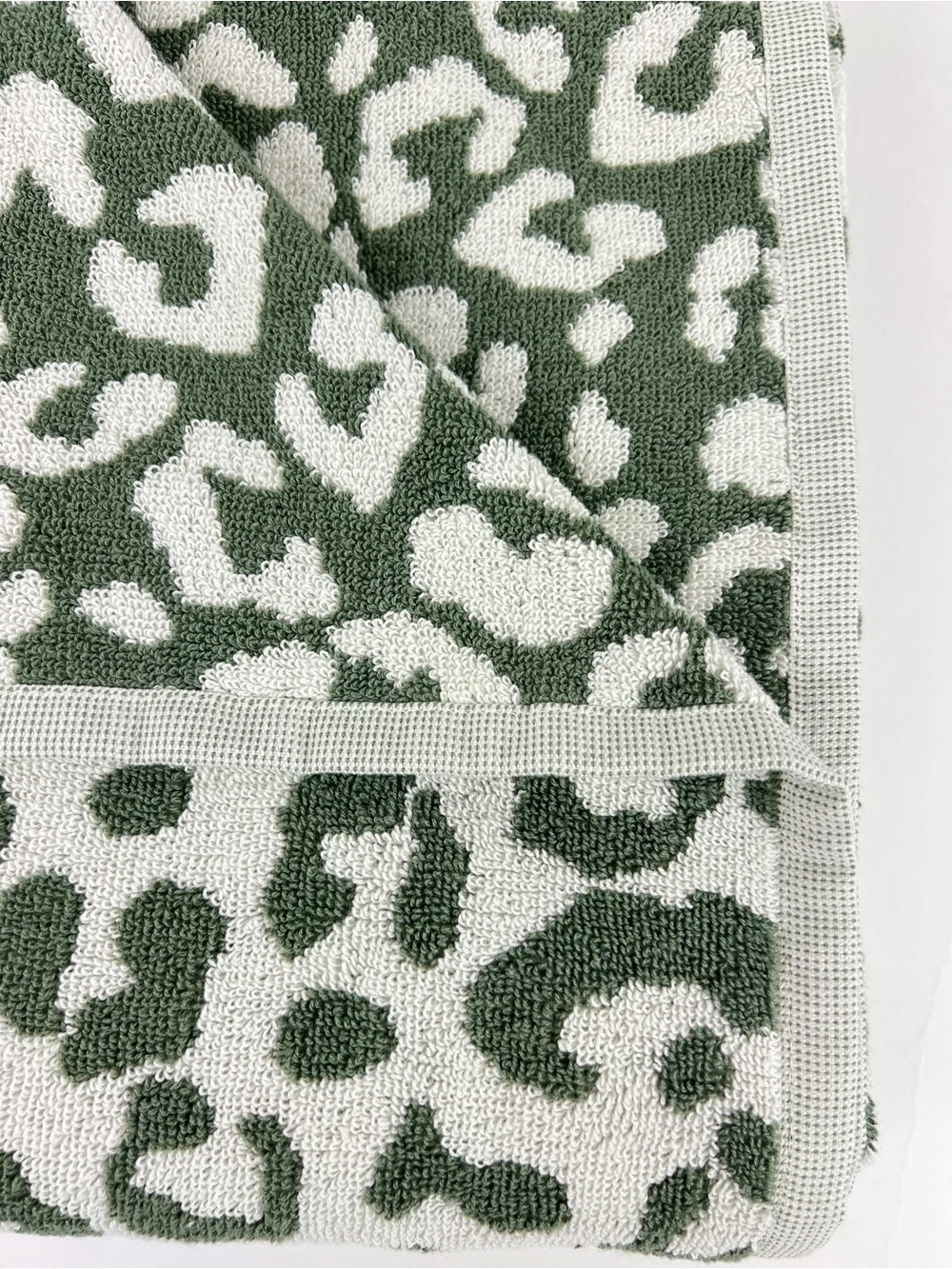 Bespoke Threads Bath Towels Sea Spray Green & Cream Leopard Soft Cotton 2 Pc NEW